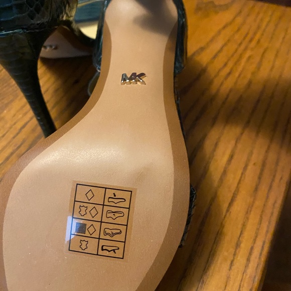 Michael Kors emerald green snake skin heels. Excellent condition. Never worn - Picture 3 of 7